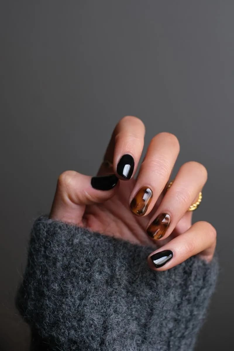 Tortoiseshell nail art with black accent design